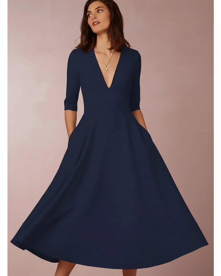 Mia Ausgestelltes Kleid V-Ausschnitt