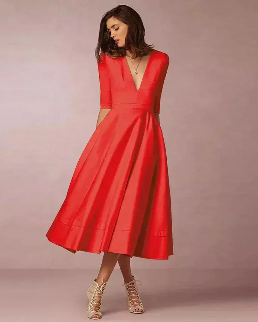 Mia Ausgestelltes Kleid V-Ausschnitt